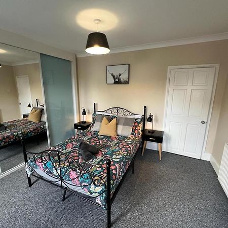 Great 4 Bedroom House - Great Location - Garden - Parking - Fast Wifi - Smart Tv - Newly Decorated - Sleeps Up To 8! Only 10 Mins Drive To Sandbanks Beach! Close To Poole & Bournemouth Exterior photo