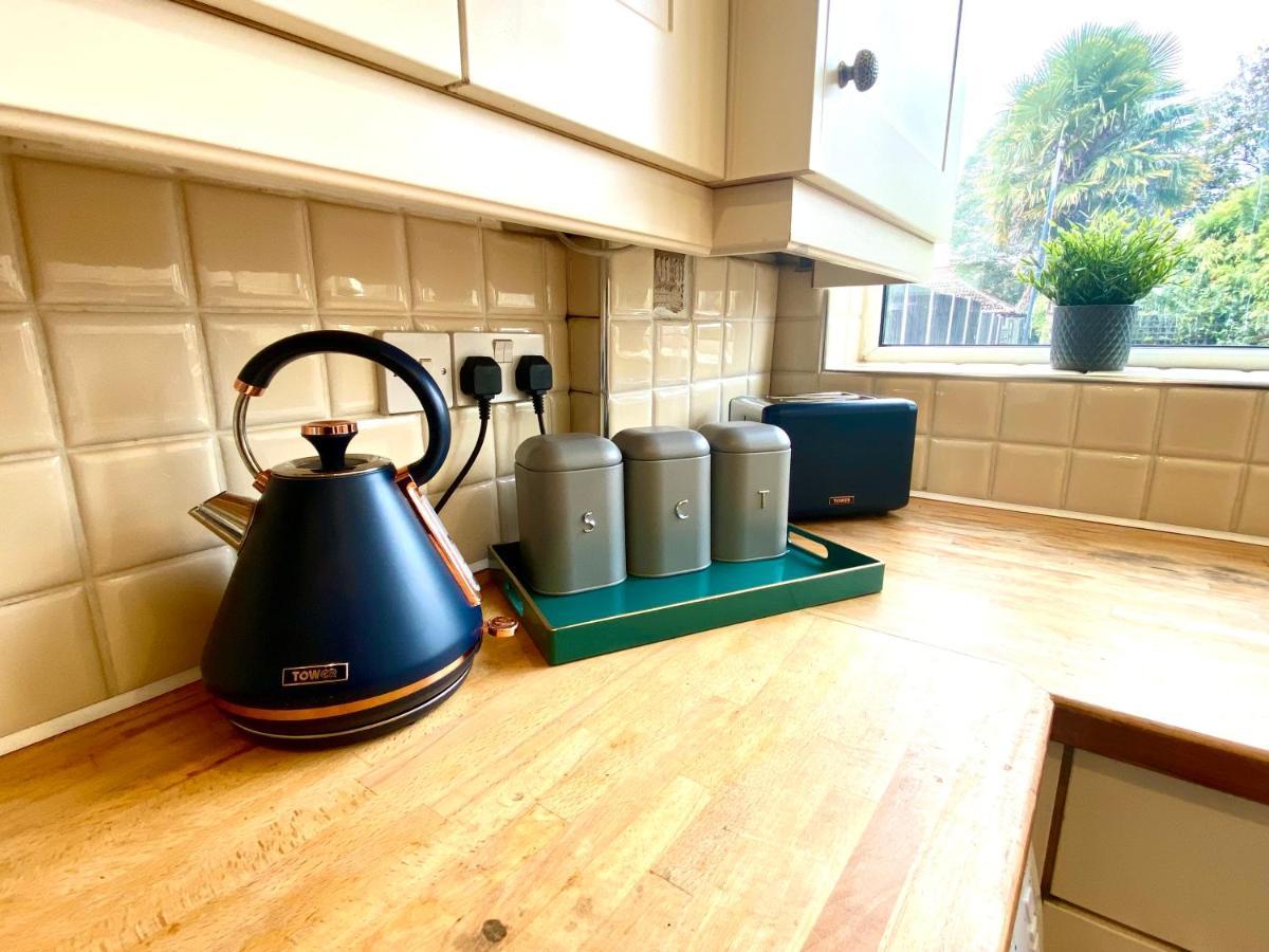 Great 4 Bedroom House - Great Location - Garden - Parking - Fast Wifi - Smart Tv - Newly Decorated - Sleeps Up To 8! Only 10 Mins Drive To Sandbanks Beach! Close To Poole & Bournemouth Exterior photo