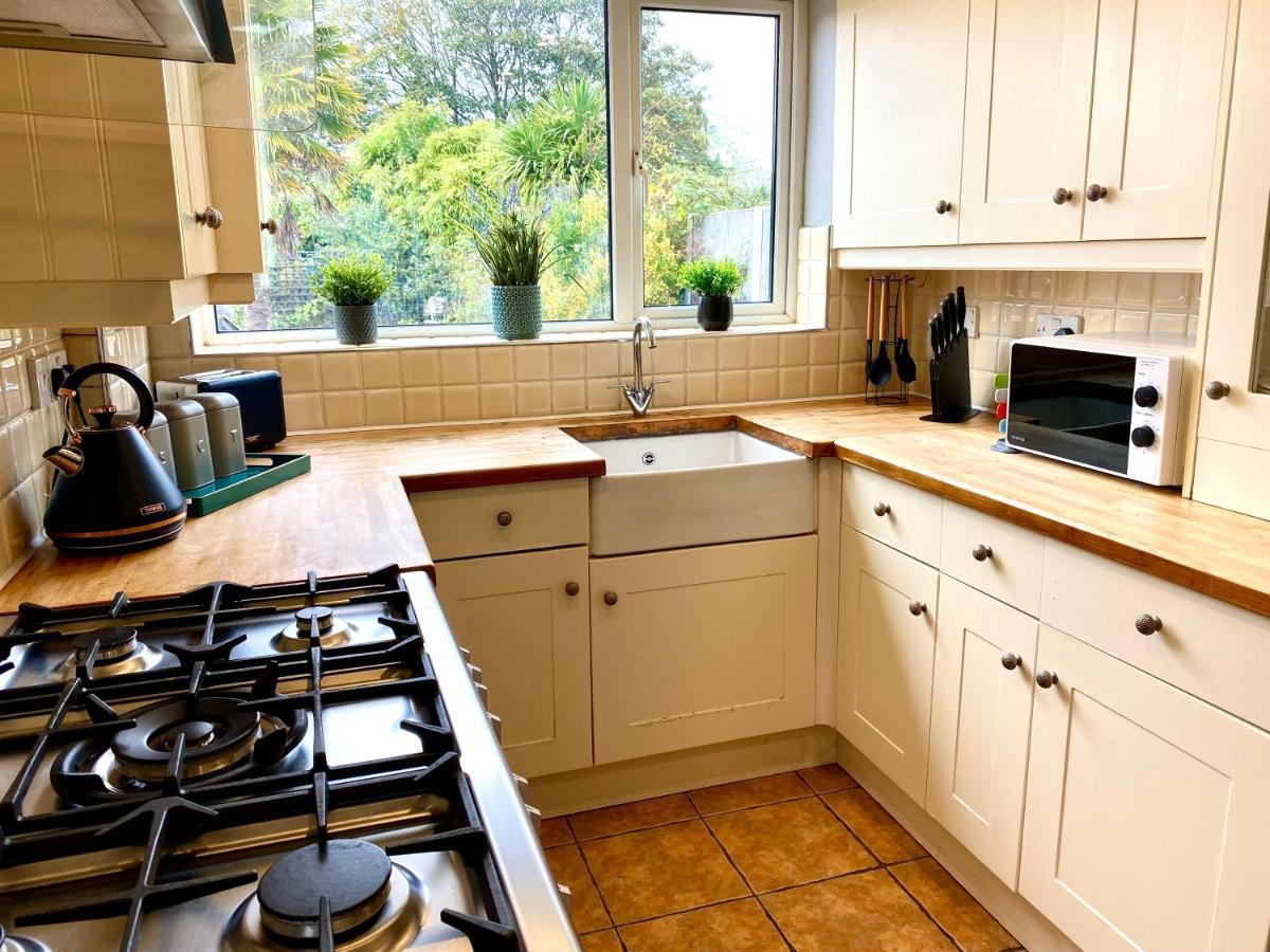 Great 4 Bedroom House - Great Location - Garden - Parking - Fast Wifi - Smart Tv - Newly Decorated - Sleeps Up To 8! Only 10 Mins Drive To Sandbanks Beach! Close To Poole & Bournemouth Exterior photo
