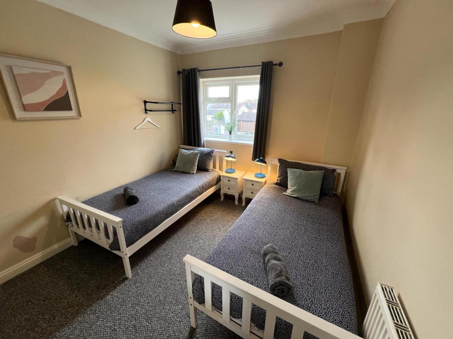 Great 4 Bedroom House - Great Location - Garden - Parking - Fast Wifi - Smart Tv - Newly Decorated - Sleeps Up To 8! Only 10 Mins Drive To Sandbanks Beach! Close To Poole & Bournemouth Exterior photo
