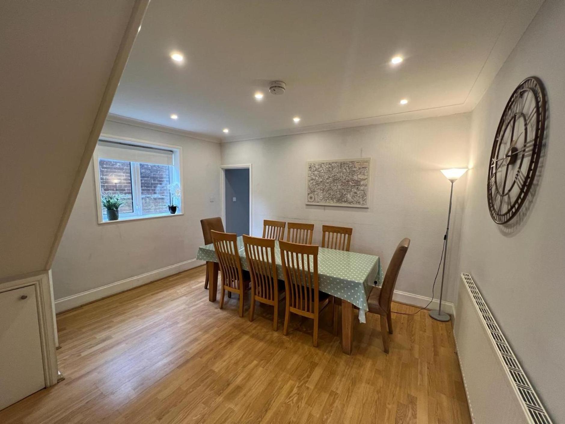 Great 4 Bedroom House - Great Location - Garden - Parking - Fast Wifi - Smart Tv - Newly Decorated - Sleeps Up To 8! Only 10 Mins Drive To Sandbanks Beach! Close To Poole & Bournemouth Exterior photo