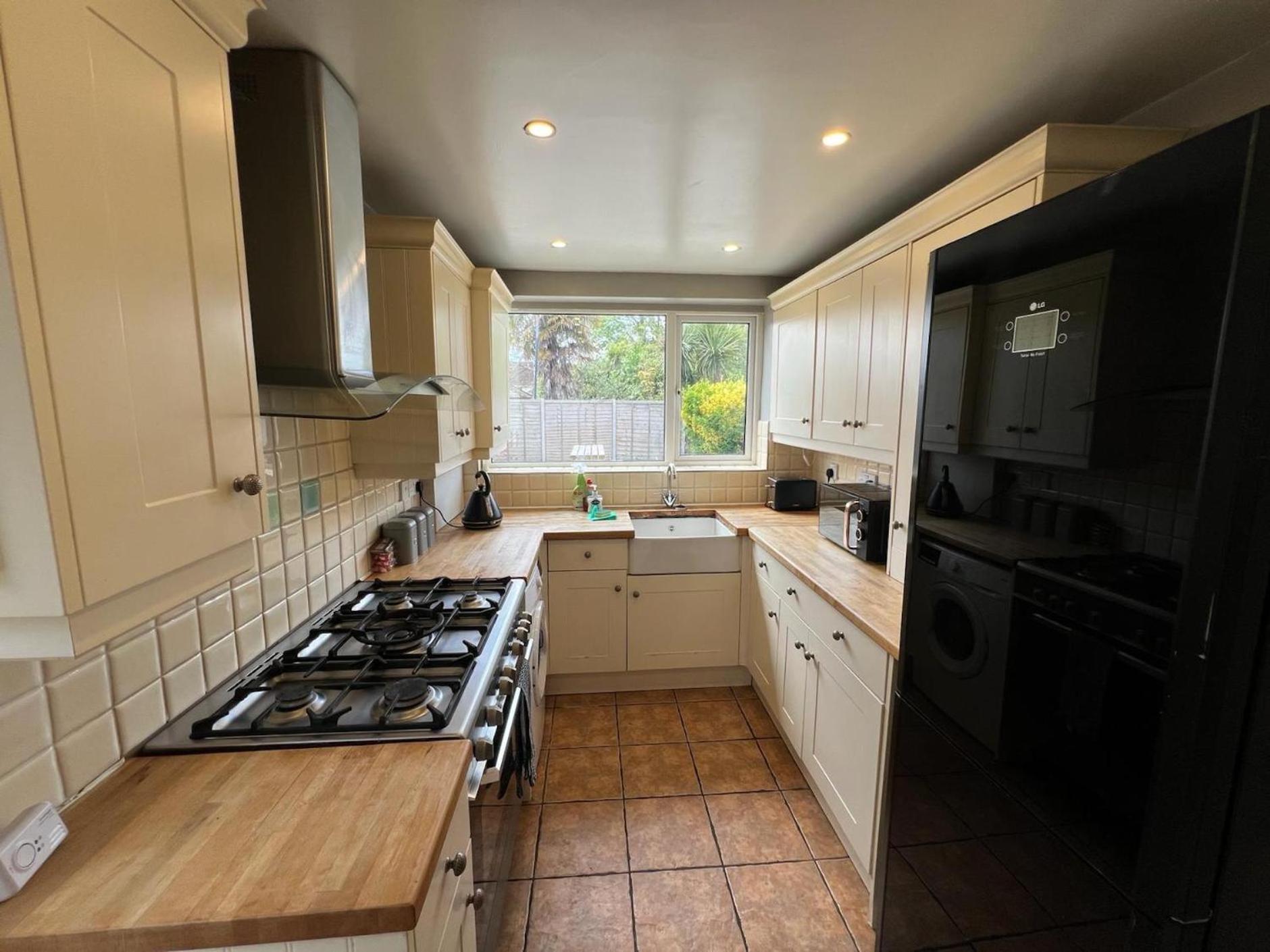 Great 4 Bedroom House - Great Location - Garden - Parking - Fast Wifi - Smart Tv - Newly Decorated - Sleeps Up To 8! Only 10 Mins Drive To Sandbanks Beach! Close To Poole & Bournemouth Exterior photo