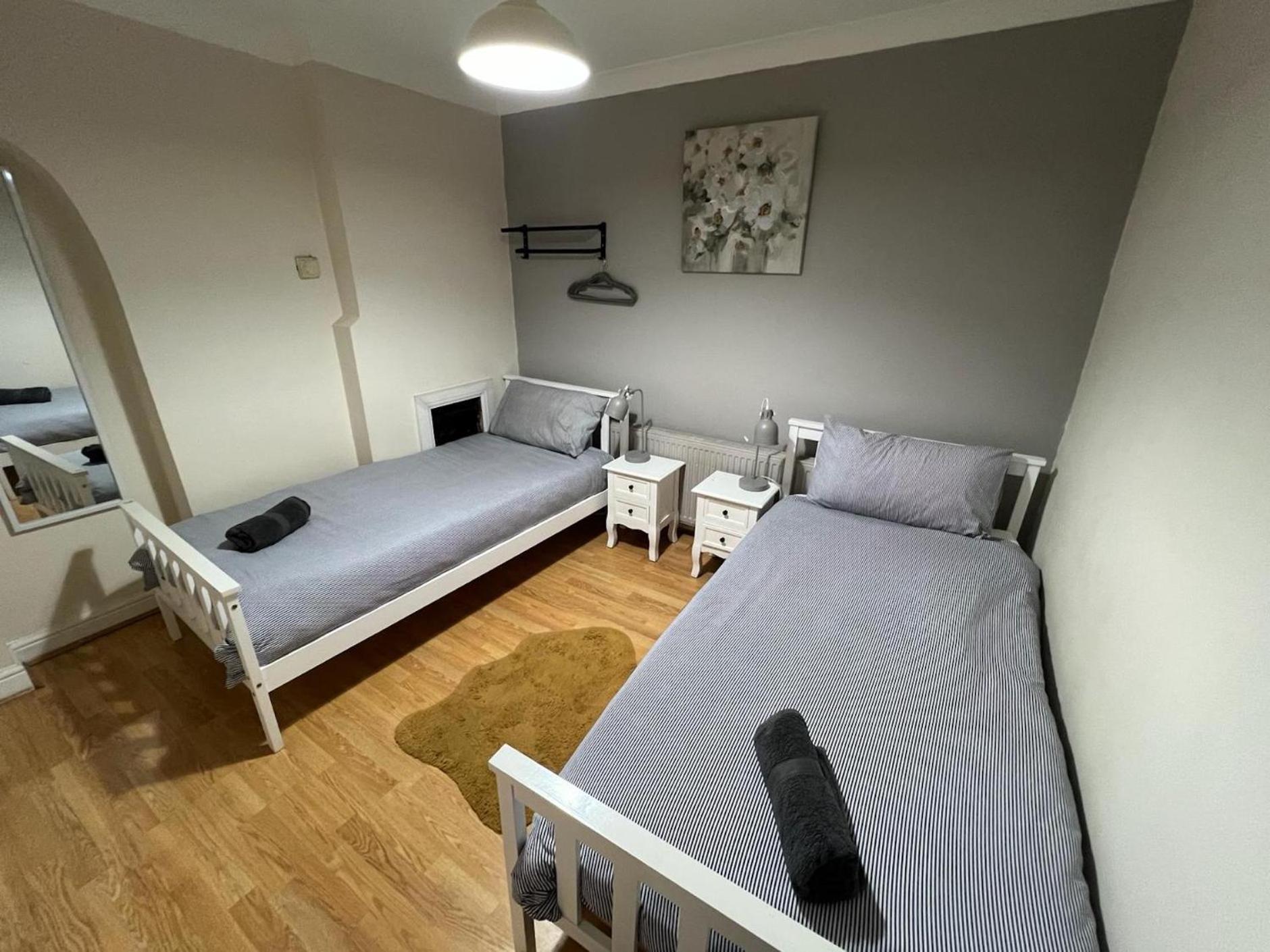 Great 4 Bedroom House - Great Location - Garden - Parking - Fast Wifi - Smart Tv - Newly Decorated - Sleeps Up To 8! Only 10 Mins Drive To Sandbanks Beach! Close To Poole & Bournemouth Exterior photo