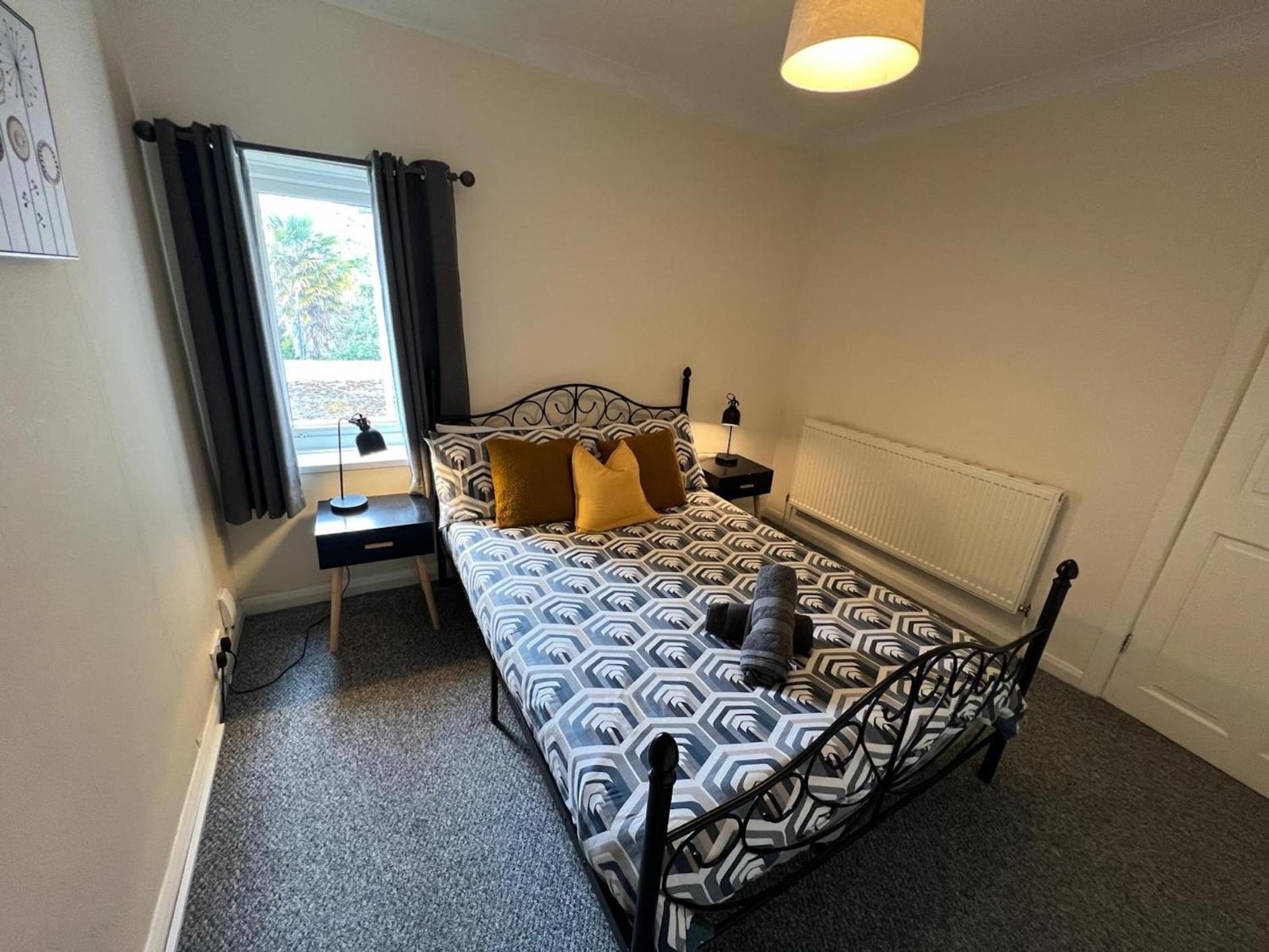Great 4 Bedroom House - Great Location - Garden - Parking - Fast Wifi - Smart Tv - Newly Decorated - Sleeps Up To 8! Only 10 Mins Drive To Sandbanks Beach! Close To Poole & Bournemouth Exterior photo
