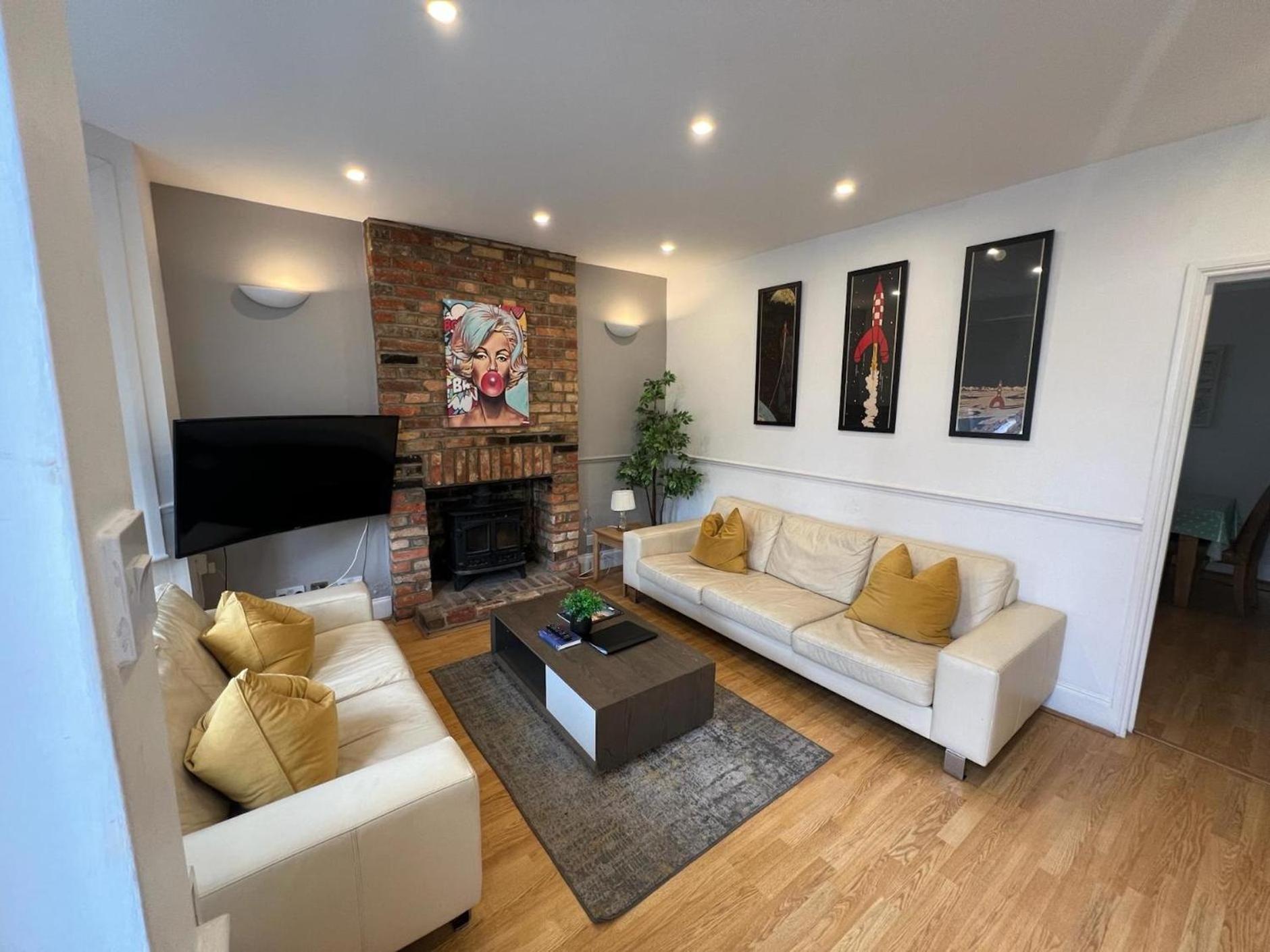 Great 4 Bedroom House - Great Location - Garden - Parking - Fast Wifi - Smart Tv - Newly Decorated - Sleeps Up To 8! Only 10 Mins Drive To Sandbanks Beach! Close To Poole & Bournemouth Exterior photo