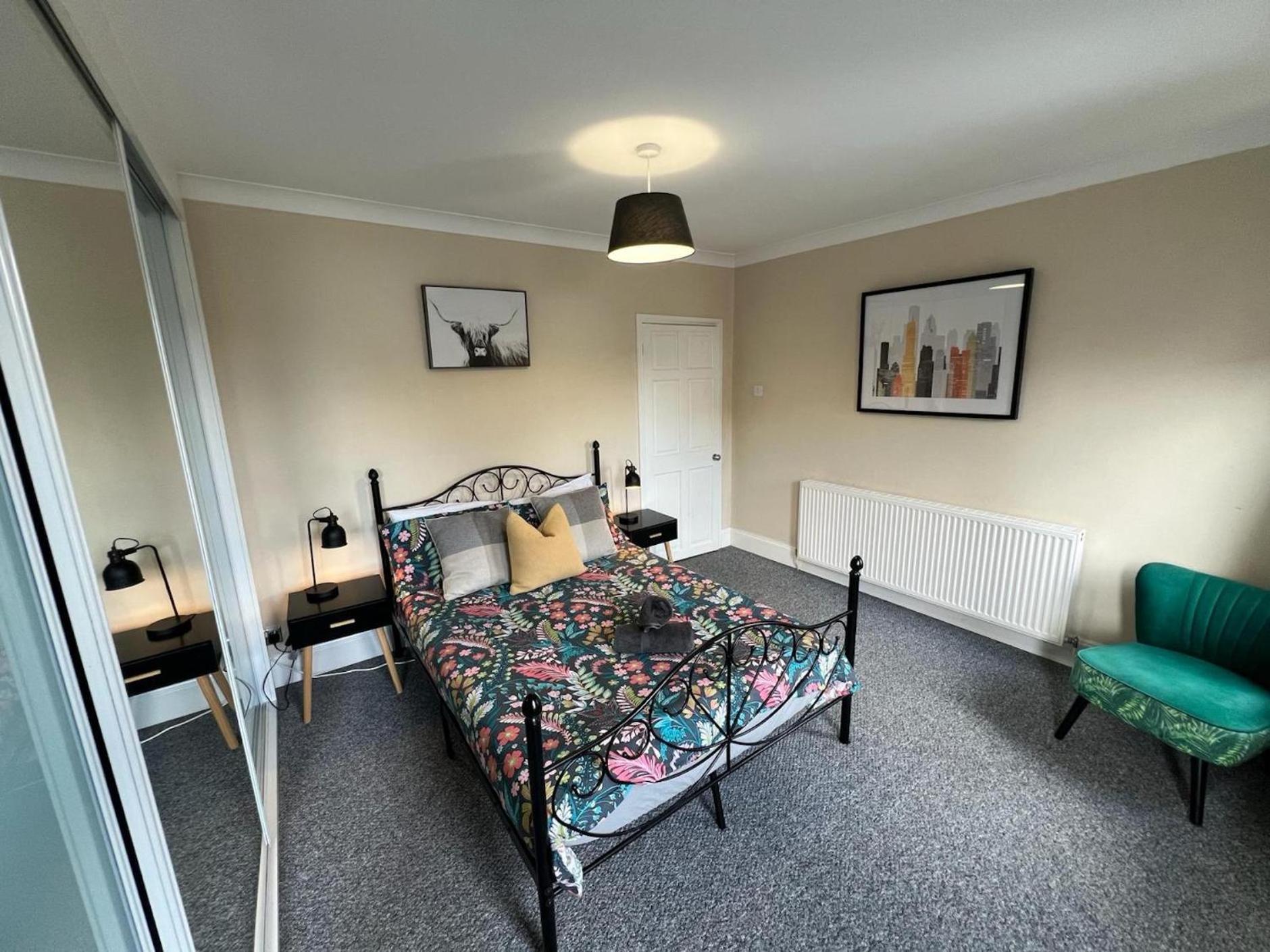 Great 4 Bedroom House - Great Location - Garden - Parking - Fast Wifi - Smart Tv - Newly Decorated - Sleeps Up To 8! Only 10 Mins Drive To Sandbanks Beach! Close To Poole & Bournemouth Exterior photo